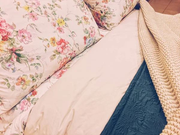 Almohadas Cojines Una Hermosa Cama Dormitorio Para Sueño Saludable Cómodo —  Fotos de Stock