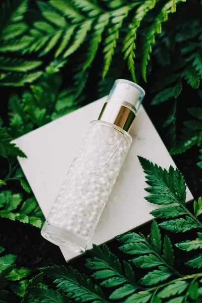 Lüks cilt nemlendirici serum jeli yeşil bahçe, doğal bitkisel kozmetik ürünler ve sağlık ve güzellik için organik yaşlanma karşıtı ürünler.