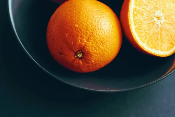 Świeże Soczyste Pomarańcze Organiczne Czarnej Misce Zdrowa Dieta Odżywianie — Zdjęcie stockowe
