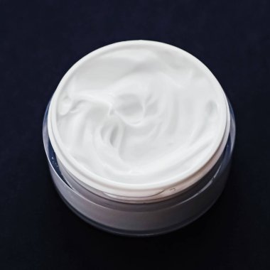 Yüz kremi nemlendirici, lüks cilt bakımı ve yaşlanma karşıtı kozmetik ürünler, minimal tasarım ve marka
