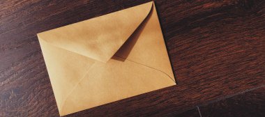 Ahşap arka planda, bültende ve mesajda altın antika zarf