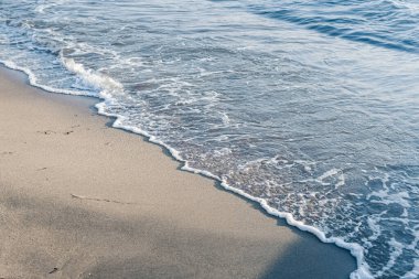 Güzel deniz ya da okyanus dalgaları, tropik kumsal manzarası, yaz tatili seyahati ve tatil beldesi