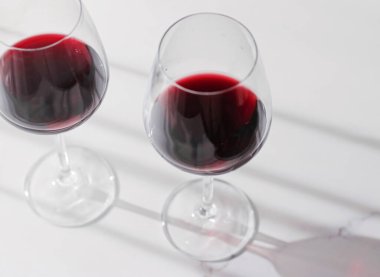 İki kadeh kırmızı şarap, organik içecek ürünü.