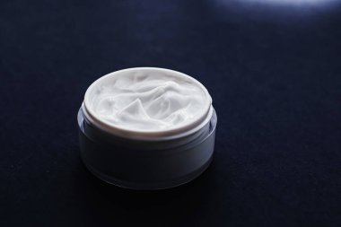 Yüz kremi nemlendirici, lüks cilt bakımı ve yaşlanma karşıtı kozmetik ürünler, minimal tasarım ve marka