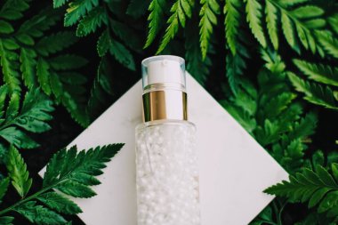 Lüks cilt nemlendirici serum jeli yeşil bahçe, doğal bitkisel kozmetik ve sağlık ve güzellik için organik yaşlanmayı önleyici ürün.