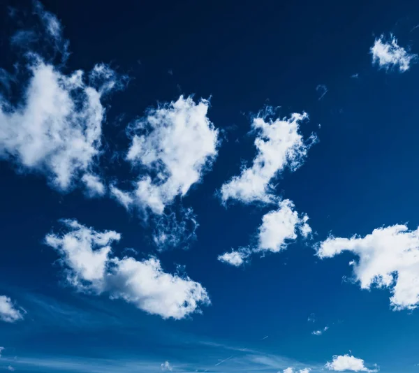 明亮的蓝天，有云、自然和环境 — 图库照片
