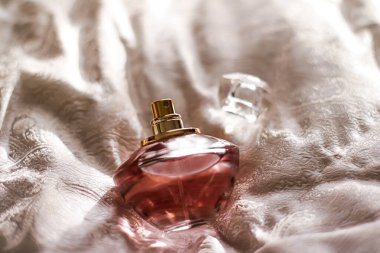 Aromatik çiçekli parfüm şişesi, lüks bir koku.