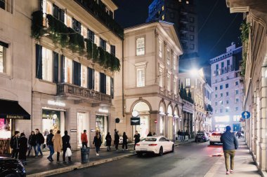 Milano 'da Via Montenapoleone caddesindeki tarihi binalar, mağazalar ve butik dükkanlar, lüks alışveriş caddeleri