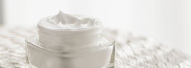 Kavanozda yüz kremi nemlendirici, lüks cilt estetiği ve sağlık ve güzellik için organik yaşlanmayı önleyici ürün.