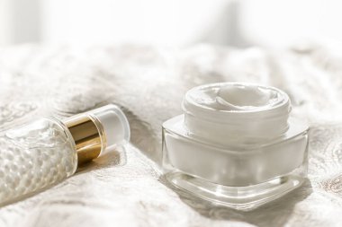 Kavanozda yüz kremi nemlendirici ve serum jeli şişesi, lüks cilt bakım ürünleri ve sağlık ve güzellik için organik yaşlanmayı önleyici ürünler.