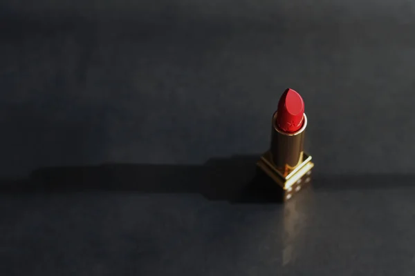 Rouge à lèvres rouge comme produit de beauté premium, maquillage et cosmétiques — Photo