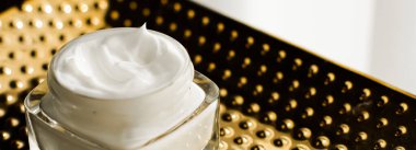 Kavanozda yüz kremi nemlendirici, lüks cilt estetiği ve sağlık ve güzellik için organik yaşlanmayı önleyici ürün.