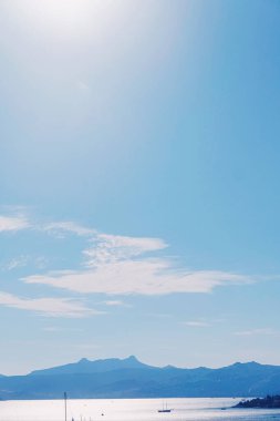 Akdeniz 'deki deniz manzarası ve dağlar gün batımında, yaz tatili seyahatleri ve tatil beldeleri