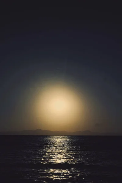 Vue sur la mer et les montagnes en Méditerranée au coucher du soleil, vacances d'été et destination de vacances — Photo