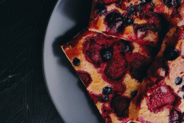 Siyah tabakta böğürtlenli turta, organik malzemeli ev yapımı kırsal yemek.