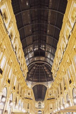 Milano 'daki Galleria Vittorio Emanuele, Kuzey İtalya' daki Lombardy bölgesinin klasik Avrupa mimarisi, tarihi yapı ve geceleri ünlü simge.