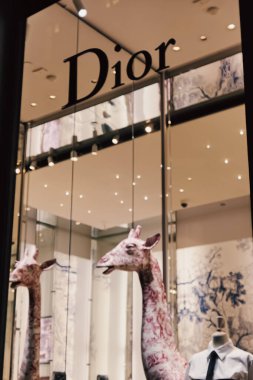 Milano 'da Via Montenapoleone caddesindeki tarihi binalar, mağazalar ve butik dükkanlar, lüks alışveriş caddeleri