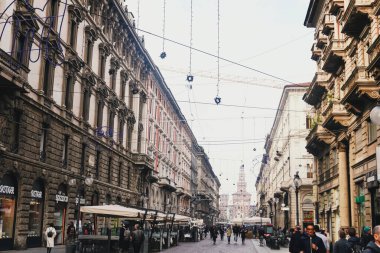 Kuzey İtalya 'nın Lombardiya bölgesinde Milano şehir merkezi sokaklarında klasik Avrupa mimarisi ve tarihi binalar