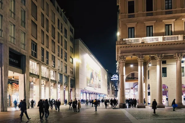 Edificios históricos en el centro de la ciudad calles de Milán en la región de Lombardía en el norte de Italia por la noche, arquitectura europea clásica —  Fotos de Stock