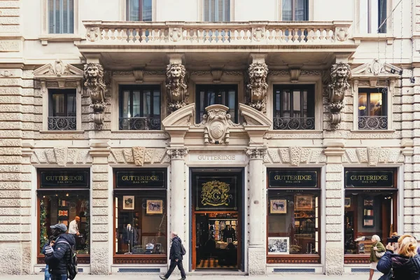 Klasická evropská architektura a historické budovy na ulicích centra města Milána v Lombardii v severní Itálii — Stock fotografie