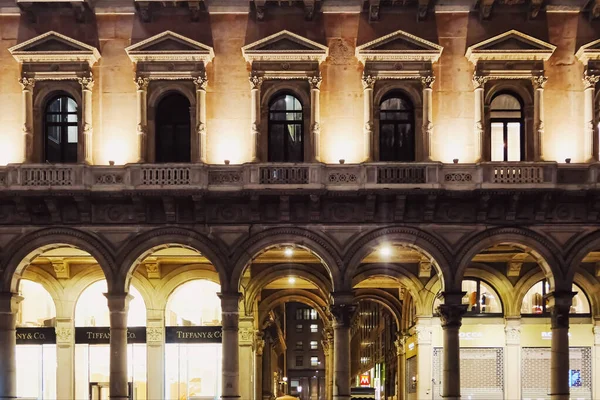Milano 'daki Galleria Vittorio Emanuele, Kuzey İtalya' daki Lombardy bölgesinin klasik Avrupa mimarisi, tarihi yapı ve geceleri ünlü simge.