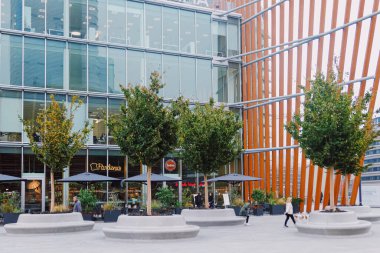 Kuzey İtalya 'nın Lombardiya bölgesinde Milano şehir merkezindeki modern binalar, çağdaş Avrupa mimarisi
