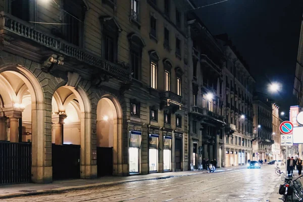 Edificios históricos en el centro de la ciudad calles de Milán en la región de Lombardía en el norte de Italia por la noche, arquitectura europea clásica —  Fotos de Stock