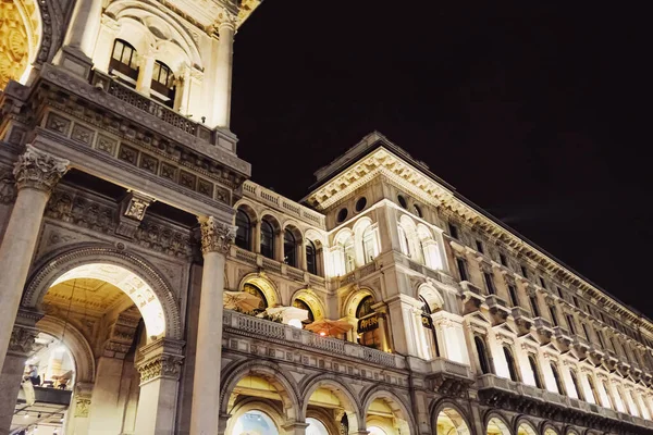 Galleria Vittorio Emanuele a Milano, architettura classica europea della Lombardia, edificio storico e famoso punto di riferimento notturno — Foto Stock