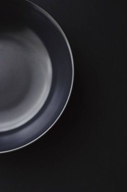 Siyah arka planda boş tabaklar, bayram yemeği için kaliteli bulaşık takımı, minimal tasarım ve diyet