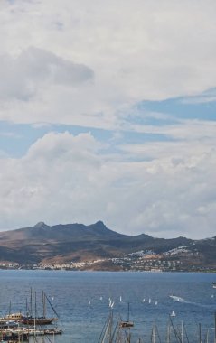 Akdeniz kıyısı ve bulutlu gökyüzü, güzel panoramik deniz manzarası ve kıyı manzarası