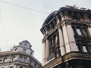 Kuzey İtalya 'nın Lombardiya bölgesinde Milano şehir merkezi sokaklarında klasik Avrupa mimarisi ve tarihi binalar