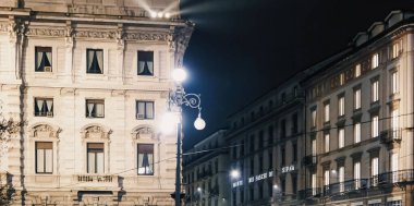 Kuzey İtalya 'nın Lombardiya bölgesinde, Milano şehir merkezindeki tarihi binalar, klasik Avrupa mimarisi