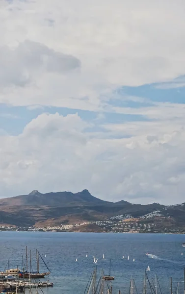 Akdeniz kıyısı ve bulutlu gökyüzü, güzel panoramik deniz manzarası ve kıyı manzarası — Stok fotoğraf