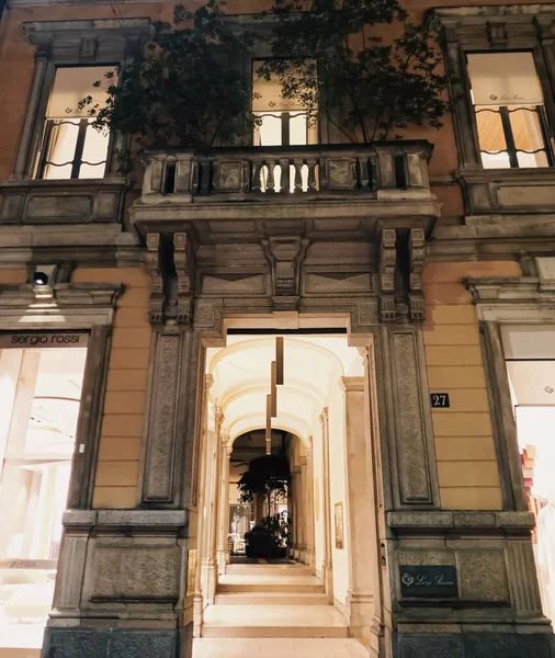 Zabytkowe budynki, sklepy i butiki przy ulicy Via Montenapoleone w Mediolanie w nocy, luksusowa ulica handlowa — Zdjęcie stockowe