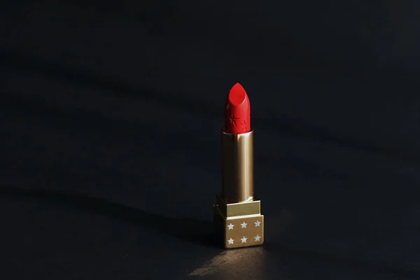 Rode lippenstift als premium beauty product, make-up en cosmetica — Stockfoto