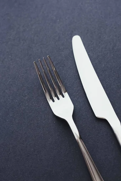 Vidlička a nůž, stříbrné příbory pro stolní dekor, minimalistický design a dieta — Stock fotografie