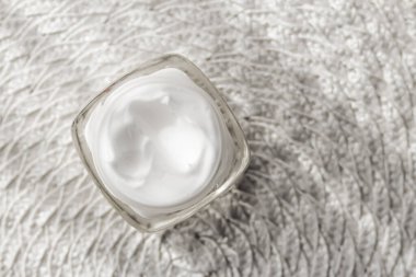 Kavanozda yüz kremi nemlendirici, lüks cilt estetiği ve sağlık ve güzellik için organik yaşlanmayı önleyici ürün.