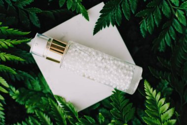 Lüks cilt nemlendirici serum jeli yeşil bahçe, doğal bitkisel kozmetik ve sağlık ve güzellik için organik yaşlanmayı önleyici ürün.