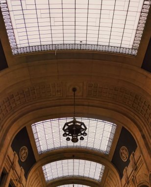 Kuzey İtalya 'nın Lombardiya bölgesinde Milan' daki tarihi binaların klasik Avrupa mimarisinin ayrıntıları