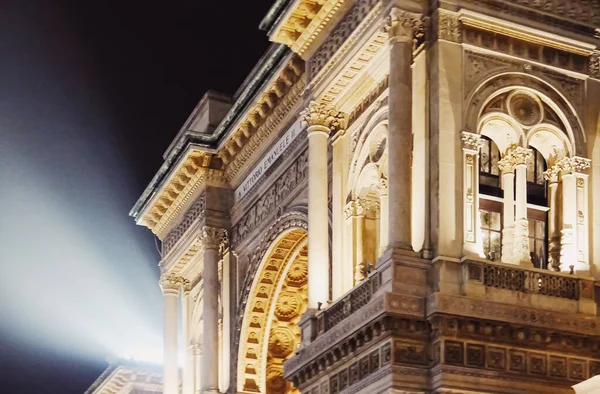 Galleria Vittorio Emanuele v Miláně, klasická evropská architektura Lombardie v severní Itálii, historická budova a slavný památník v noci — Stock fotografie