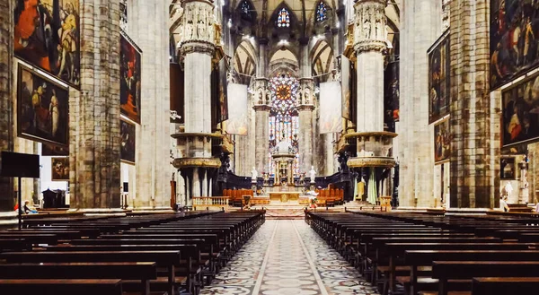Wnętrze katedry w Mediolanie znane jako Duomo di Milano, zabytkowy budynek i słynny zabytek regionu Lombardii w północnych Włoszech — Zdjęcie stockowe
