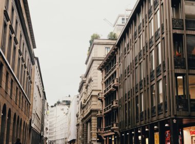 Kuzey İtalya 'nın Lombardiya bölgesinde Milano şehir merkezi sokaklarında klasik Avrupa mimarisi ve tarihi binalar