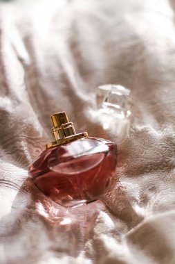 Aromatik çiçekli parfüm şişesi, lüks bir koku.