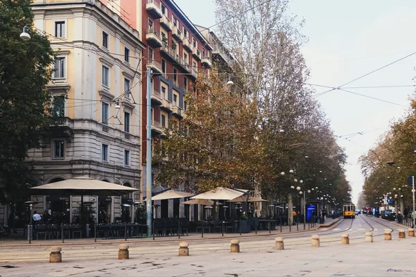 Klassisch europäische Architektur und historische Gebäude in den Straßen der Innenstadt von Mailand in der Lombardei in Norditalien — Stockfoto