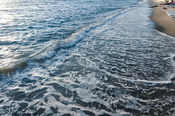 Vackra havs- eller havsvågor, havsutsikt från tropisk sandstrand, semesterresor och semestermål — Stockfoto