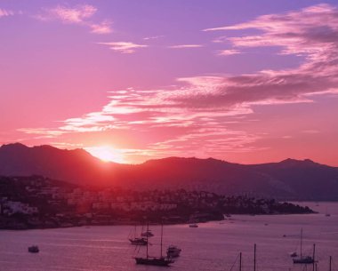 Akdeniz 'deki deniz manzarası ve dağlar gün batımında, yaz tatili seyahatleri ve tatil beldeleri