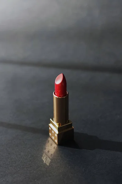 Batom vermelho como produto de beleza premium, maquiagem e cosméticos — Fotografia de Stock