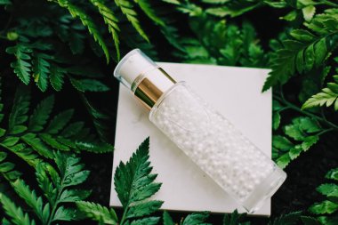 Lüks cilt nemlendirici serum jeli yeşil bahçe, doğal bitkisel kozmetik ve sağlık ve güzellik için organik yaşlanmayı önleyici ürün.