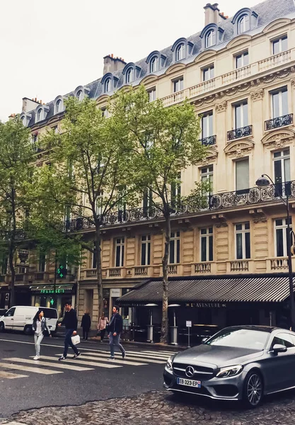 Arquitectura parisina y edificios históricos, restaurantes y boutiques en las calles de París, Francia —  Fotos de Stock