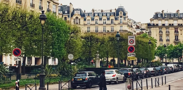 Parisian architecture and historical buildings, restaurants and boutique stores on streets of Paris, France — Stock Photo, Image